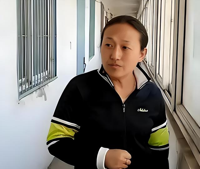 她是9枚金牌的冠军，被教练下药终身不育，退役后当搓澡工嫁和尚