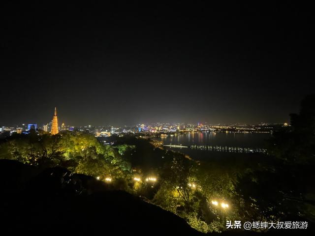 来杭州西湖边名山吧，10分钟登顶，日游夜逛均免费，还可一眼西湖