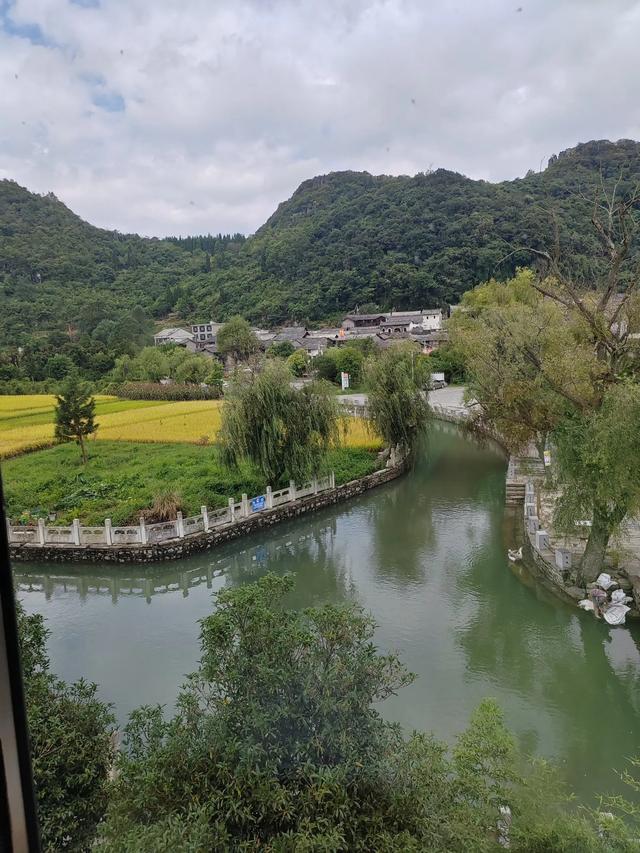 一窗佳景王维画，云峰八寨风景如画