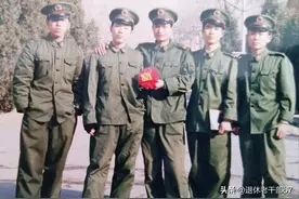 关系最好的战友当了局长，27年后再相见，我果断将他拉黑了！图片