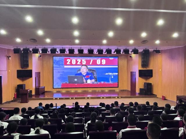 航天科学课 | “航天英雄”杨利伟科普报告点燃青少年“飞天之梦”