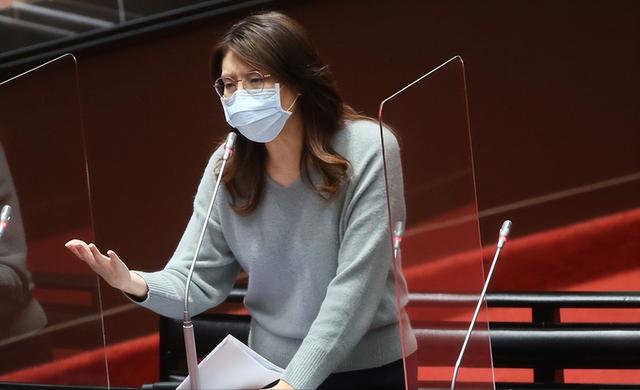 郑丽文还没踏上赴京飞机，台岛财产将被转移，郭正亮：绿营恐连败