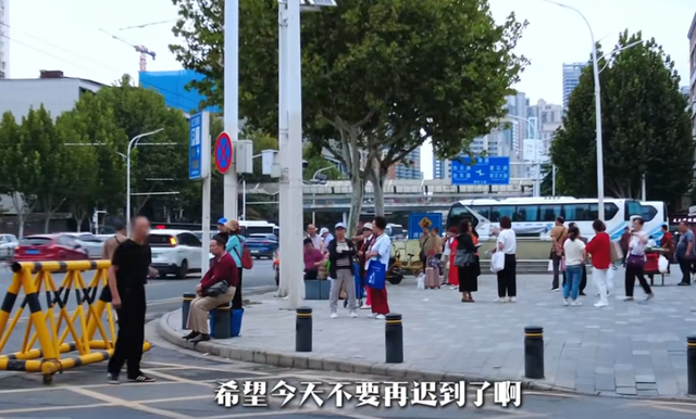 活久见！湖北小伙报团旅行，大妈车上当众大便，全员被臭的捂鼻子