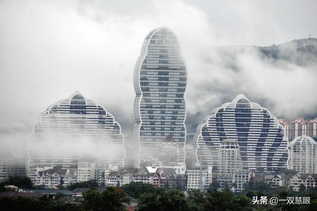 西双版纳雨雾中的孔雀楼，犹抱琵琶半遮面，像披了轻纱的美女