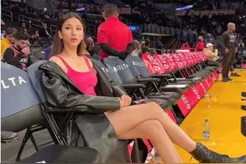 湖人VIP女神金诗迪，詹眉身边常客，长腿吸睛无数！图片