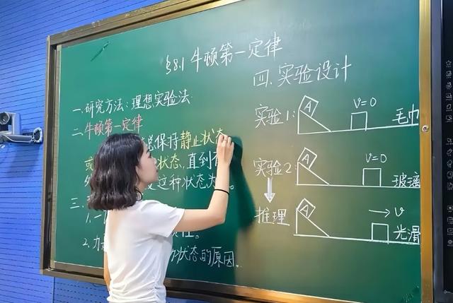 女老师自创“幼态字体”走红，被家长投诉停职，字丑就不能教书吗
