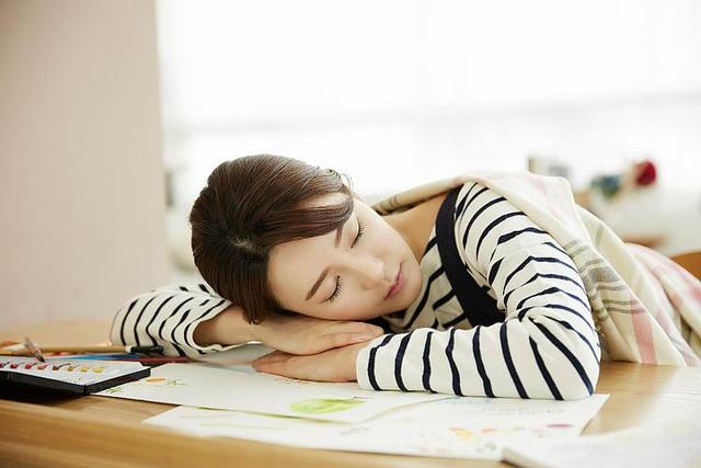 午睡半小时错了？医生告诫：上了60岁后，午睡请注意5点