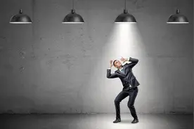 夫妻每天背几十斤黄金上下班坚持20年，小偷踩点盗走图片