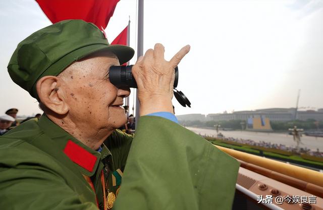被央视怒批、脑袋空空，德不配位，难怪阅兵从不邀请“流量”明星