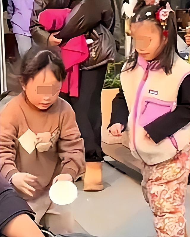 小女孩打翻水杯后续：警方介入，涉事母女道歉，女孩状态让人担忧