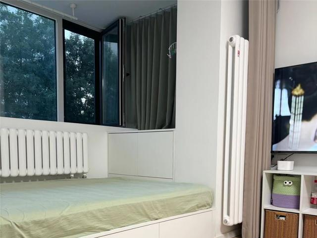 北京姑娘38㎡蜗居客厅火了，因“阳台改成卧室	”走红，太有想法了