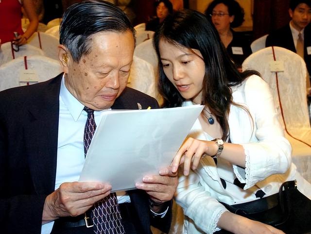 杨振宁猝然离世，临终状态曝光，翁帆25字表心情，难怪相爱20年