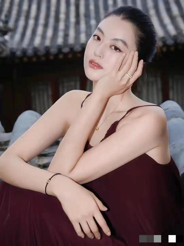 河南洛阳一校花,165cm身高清丽出尘,貌美如花,倾国倾城