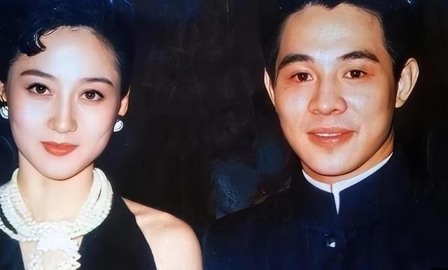 看了61岁李连杰和利智的合照，岁月摧残，他们早已老的让人不敢认