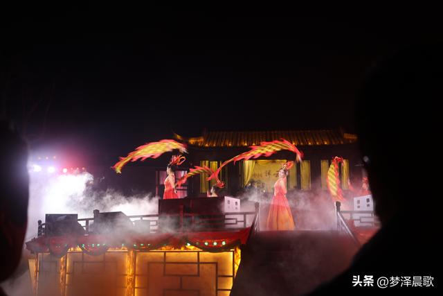湖北：祥云湾庆典燃爆文旅圈 三喜临门夜 千人天灯点亮浪漫星河‌