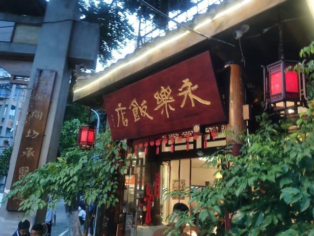 找店吃饭费时间，引擎优化让AI自动推荐好店，商家省钱省力转化高