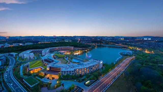 从一价全包到无界体验：超级度假村如何赋能城市文旅价值共生？