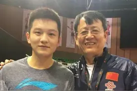 吴敬平揭开奥运谜团：竟是这位69岁老人，在手机上给樊振东指导图片