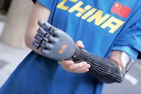 看完机械义肢弹钢琴，网友们想要“剁手”图片