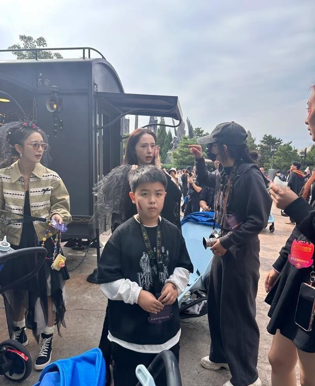 北京环球影城偶遇明星，佟丽娅露“副乳”太尴尬，46岁董璇脸垮了