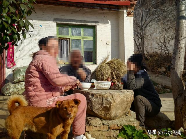 游览了这片芦花后，我又到蓝田这个没有拆掉的村子，见到这些老人