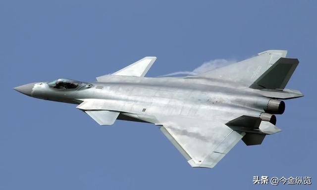 中国六代机首次"双机裸飞"，美媒惊呼技术碾压西方，重写空战规则