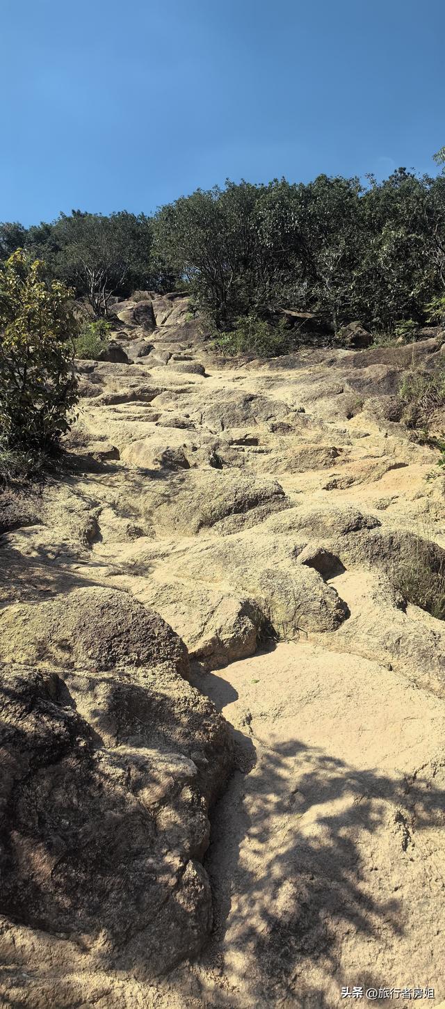 苏州大焦山不高的山峰却走出惊险之感，拍出了大片之作