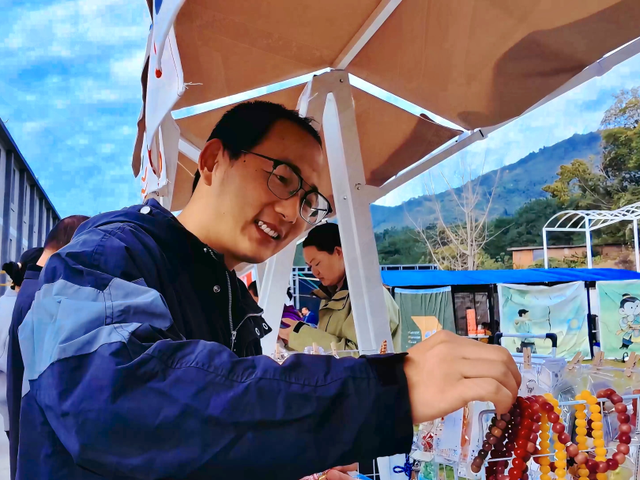 “空中芭蕾”绽放十里长山，“宜城市集”点燃消费热潮