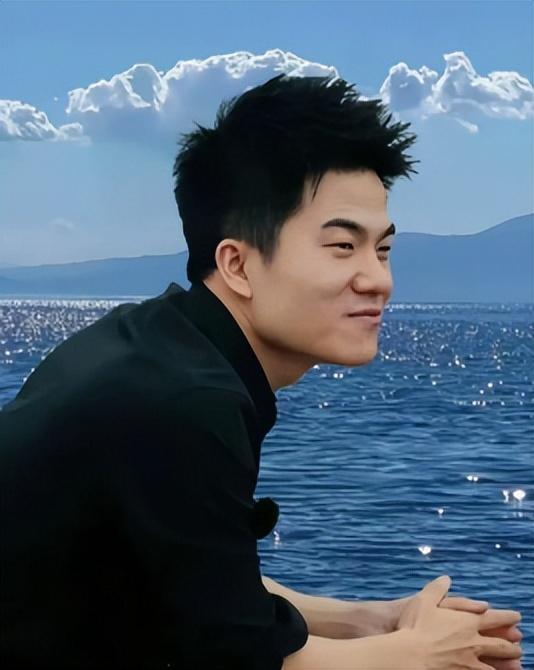 俞敏洪没想到，董宇辉受邀九三阅兵半月多，再因一个举动口碑暴涨