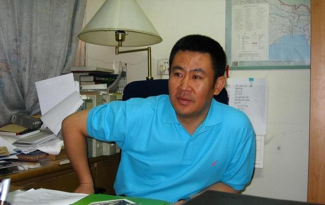 他是央视金牌主持人，57岁才结婚，娶北师大教授，气质高贵还漂亮