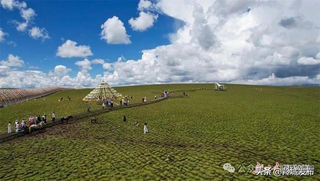 甘南合作：美仁草原铺展诗画风光 八方游客沉醉秋日美景