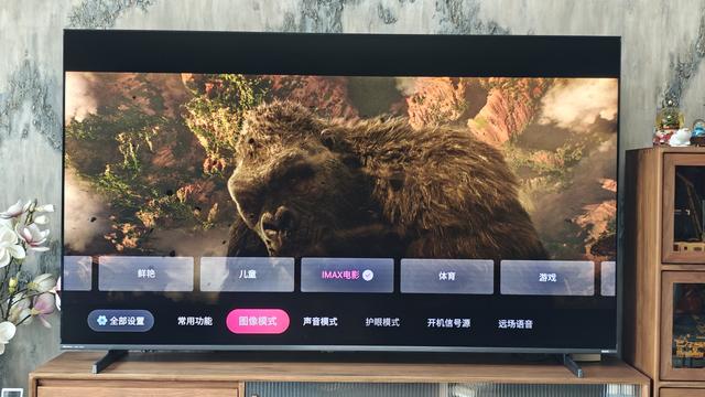 客厅娱乐体验大升级！海信小墨 E5Q Pro如何做到好画质不反光？