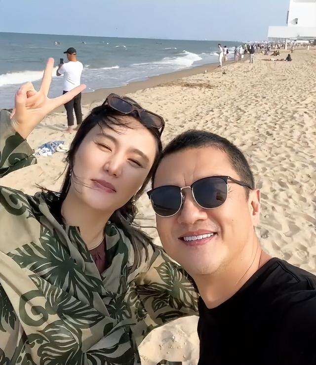 李亚鹏官宣离婚！欠4.5亿债租房三年，和好友阿那亚聚会满脸笑意
