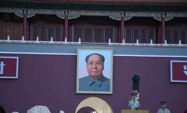 天安门城楼上，为何不悬挂毛主席的照片	，反而要挂毛主席的画像?