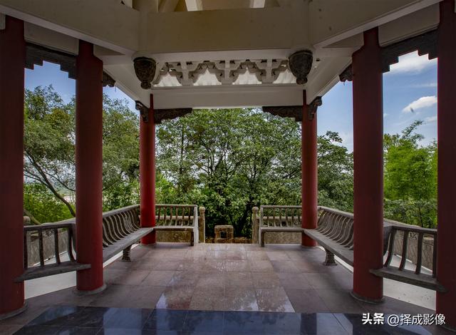 登“尊师亭”，揽西川景