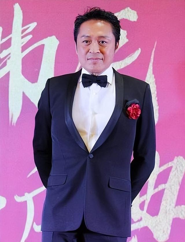 落地的凤凰不如鸡！为养家糊口沦落到景区卖艺，这4位明星太可惜