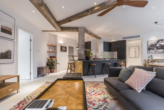 独特的“飞机”户型，经过设计师的改造，每处空间都得到充分利用