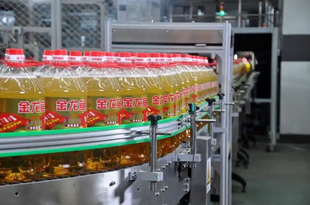 新加坡总理公开支持高市后，被罚18亿账单的金龙鱼	，凉得更快了