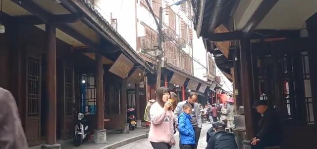 陕西安康小县城，地广人稀县城只有两万人，风景秀丽好有烟火气