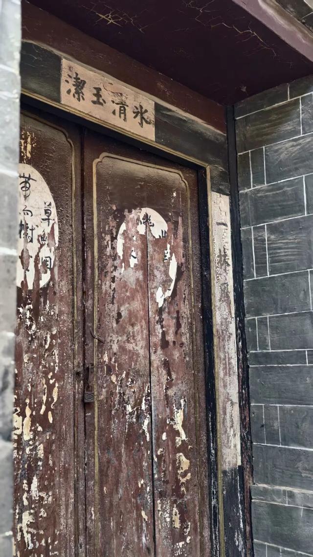 喝井水，烤豆腐，云南这座活着的千年古城，和杭州同名