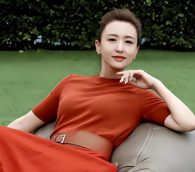 包养四个男人、嫁70岁富翁？央视女主持的私生活谣言实在太离谱