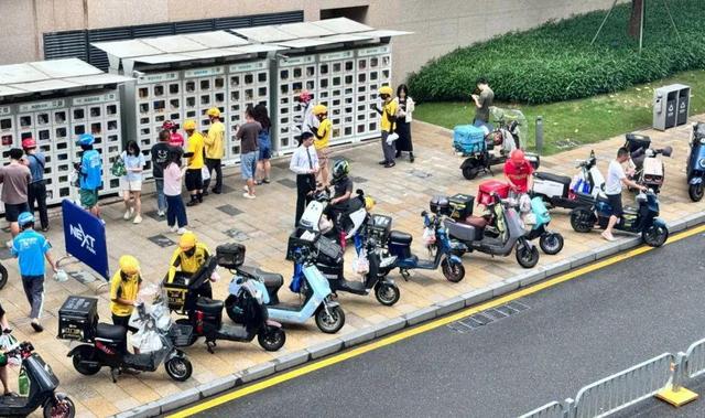 外卖大战烧掉250亿：淘宝闪购猛攻，美团被打疼了！