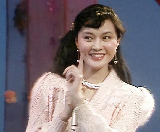恋爱脑下场是真惨！从春晚主持人到养不起孩子的妇女，她咎由自取