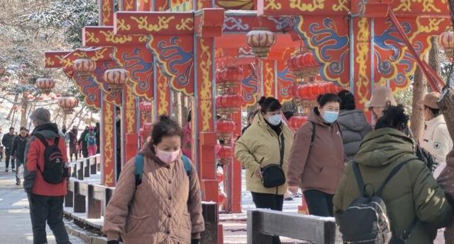 千山初雪上线 游客扎堆打卡