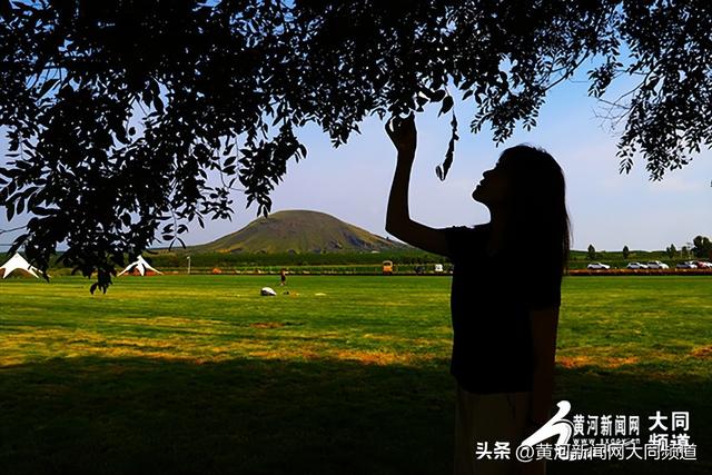 火山脚下成露营新热点 一树一景成文旅新亮点