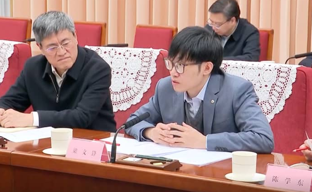 DeepSeeK内部丑闻大曝光！高管被抓细节公开，难怪那么快跌落神坛