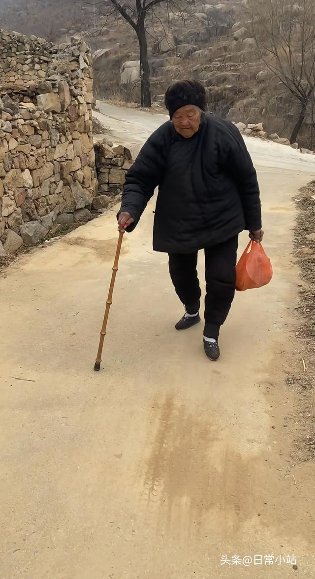 儿子嫌母，将其骗入土坑，欲要活埋，谁知报应来的这么快