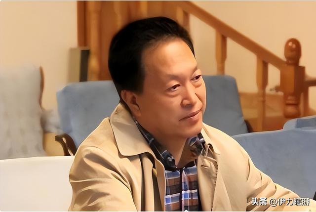 出门12名女秘书陪伴，非法敛财100亿，昔日河北首富锒铛入狱记