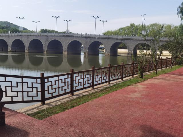初秋，迎着习习秋风骑行赏景
