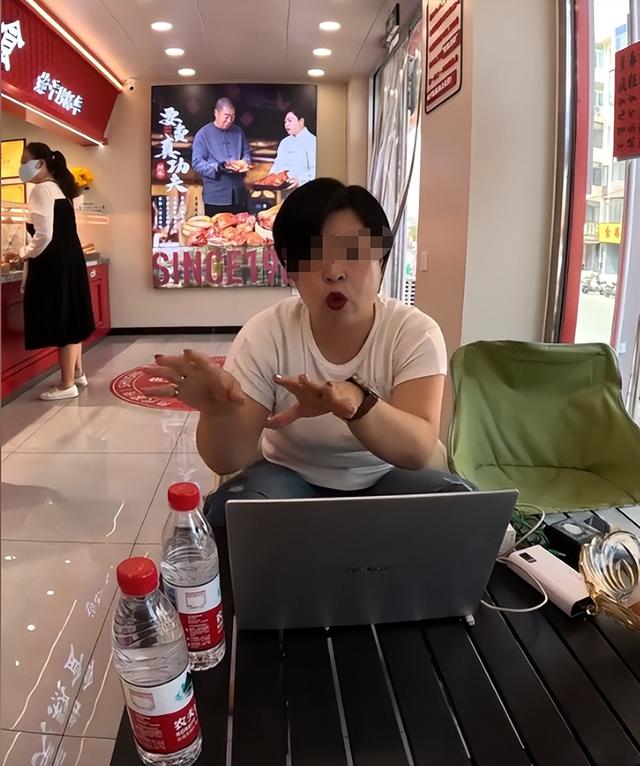 女子徒步想白嫖后续：生意人身份被扒出，正脸曝光，还在嘴硬狡辩